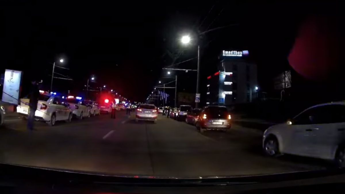 Zeci de mașini ale poliției, surprinse după ora 23:00 pe Viaduct (VIDEO)