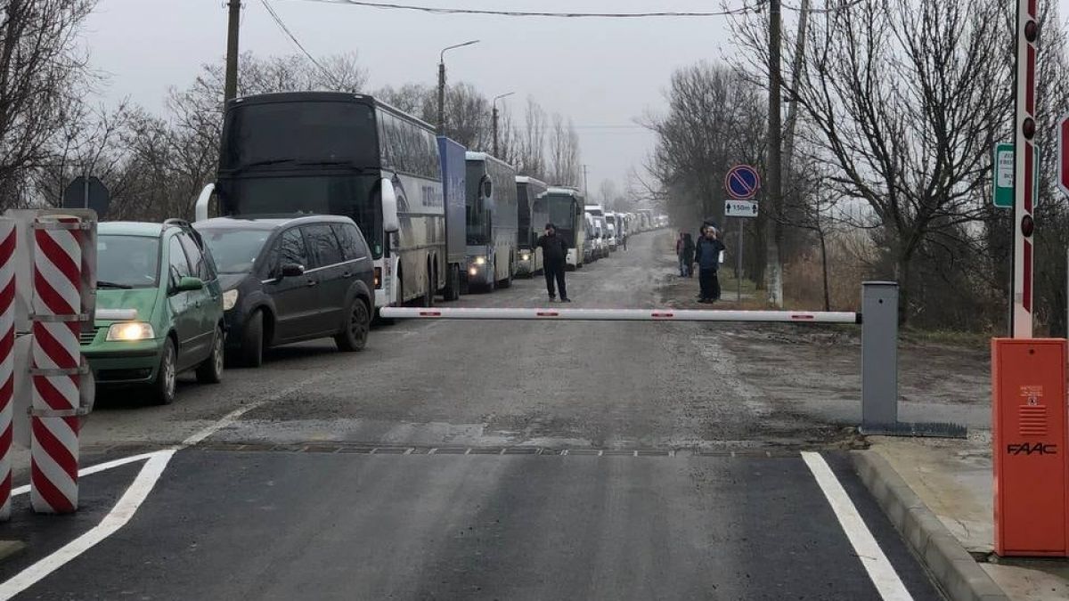 Zeci de microbuze şi autocare au creat cozi la vama Cahul-Oancea. Circulația a devenit dificilă din cauza verificărilor riguroase a mijloacelor de transport