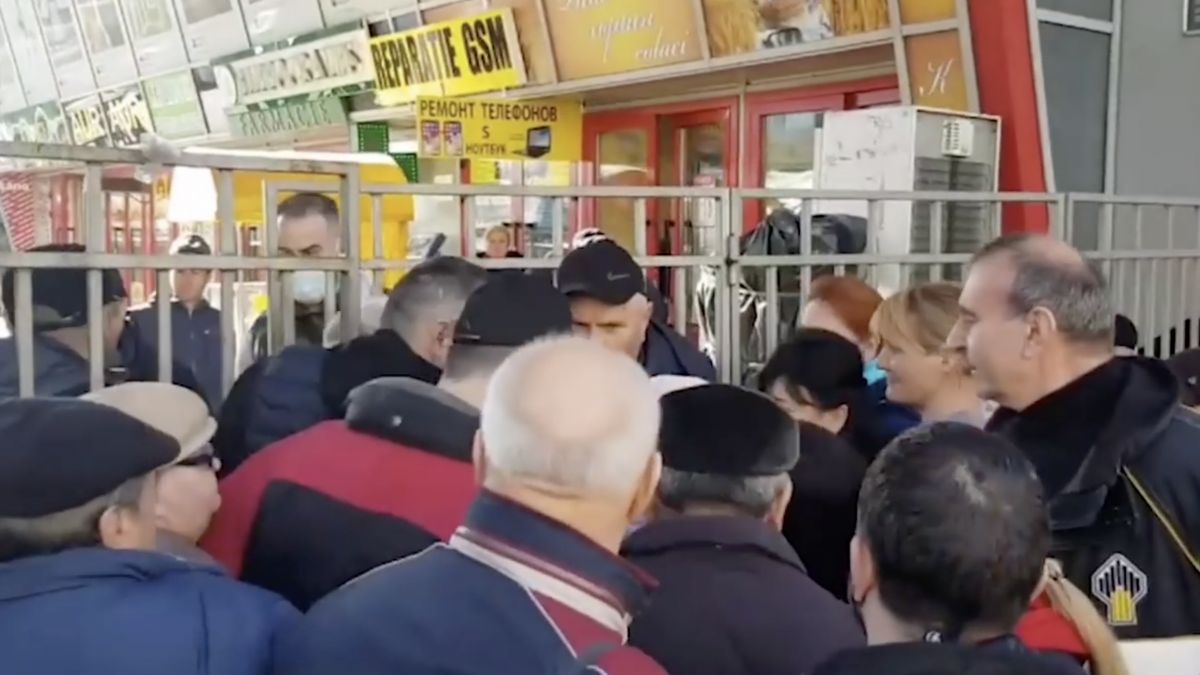 Zeci de oameni au dat buzna, de dimineață, la Piața Centrală (VIDEO)