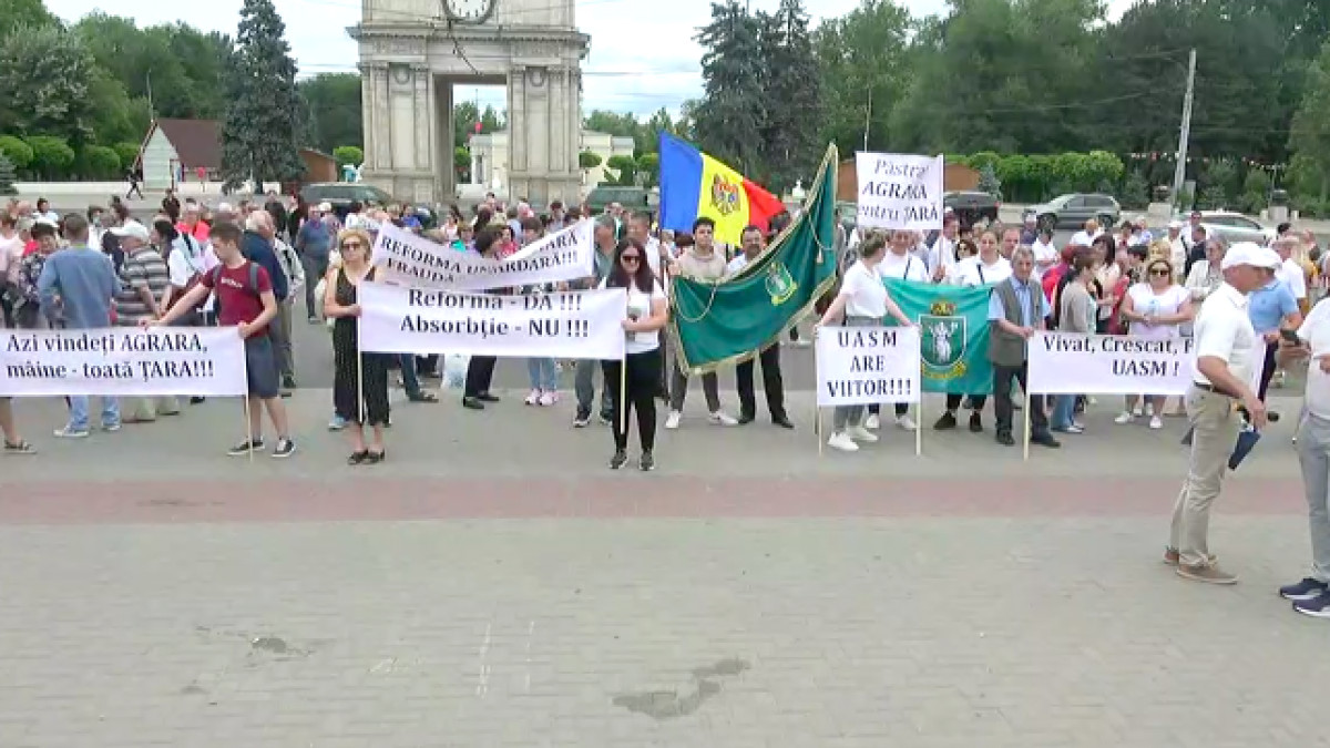 Zeci de oameni protestează în fața Guvernului împotriva reformei învățământului superior (LIVE)