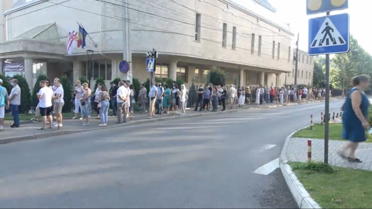 Zeci de oameni stau în rând pentru a se imuniza la maratonul universitar de vaccinare (VIDEO)