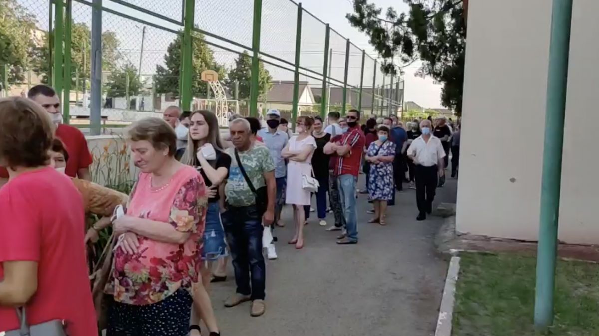 Zeci de persoane stau la coadă la secțiile de vot din Varnița (VIDEO)