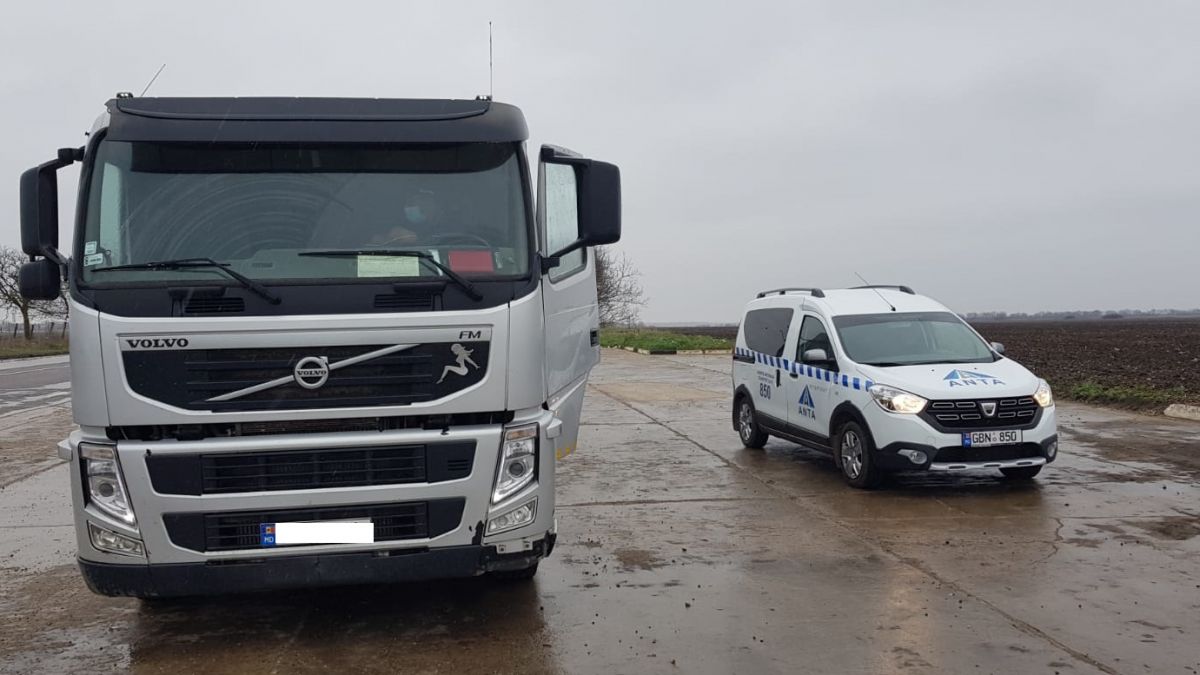 Zeci de șoferi de transport național și internațional, sancționați. Unii s-au ales cu amendă de 15 mii de lei, iar alții au rămas fără plăcuțe de înmatriculare