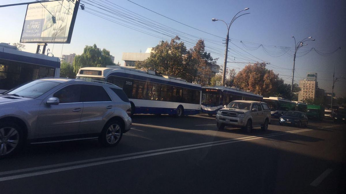 Zeci de troleibuze staționează în zona circului din capitală