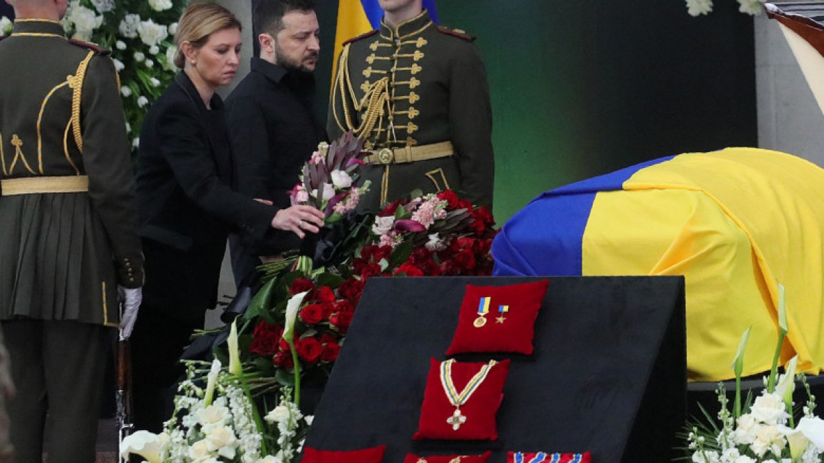 Zelenski și soția sa, Olena, prima apariție publică de la începutul războiului, la funeraliile fostului preşedinte al Ucrainei