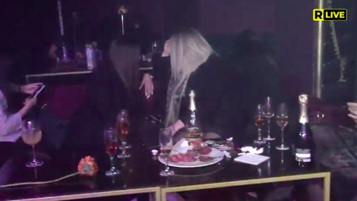 Ziua - pandemie, noaptea - nebunie: Mai mulți tineri, surprinși de oamenii legii într-un club de noapte (VIDEO)