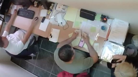 10 persoane, figurante în dosarul privind eliberarea ilegală a actelor cadastrale, cercetate în libertate. Patru persoane, în izolatorul CNA
