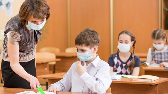10 școli din cele 88 care au început anul de studii în format mixt vor asigura prezența fizică a tuturor elevilor