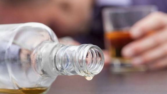 112 litri de alcool contrafăcut, confiscat la Bălți și Glodeni de către polițiști