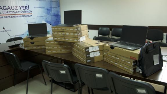75 de calculatoare au ajuns în școlile din UTA Găgăuzia. Unii copii vor putea lua tehnica acasă pentru lecțiile online