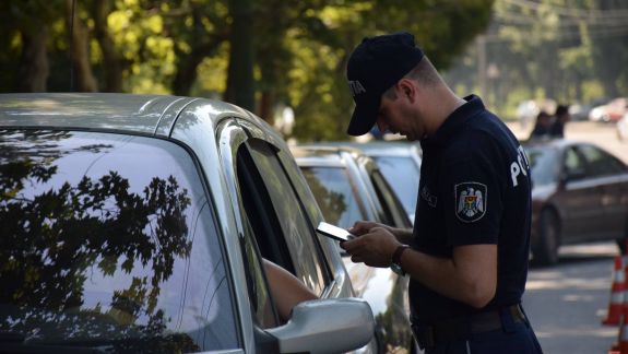 A aruncat în mașina polițiștilor 100 de euro. Isprava unei tinere care a urcat la volan fără permis de conducere (FOTO)