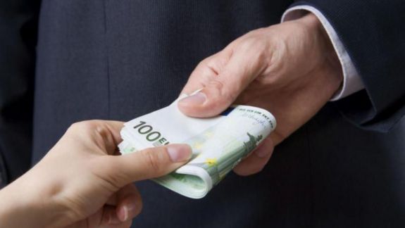 A fost prins cu mita-n mână. Un avocat de la Glodeni, reținut de oamenii legii chiar în timp ce lua banii de la un client