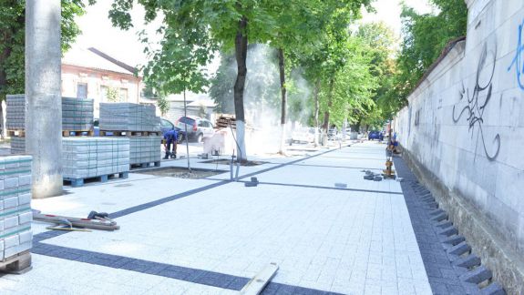 A început reparația zonei pietonale din centrul istoric al Chișinăului