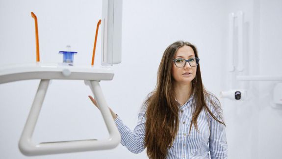 A studiat stomatologie peste hotare, dar a decis să profeseze acasă. Dentista Irina Fusu: „Aș vrea să îmi educ pacienții, să colaborez cu ei”