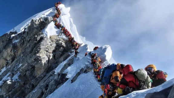 Aglomerație fără precedent pe muntele Everest. Doi alpinişti au murit din această cauză