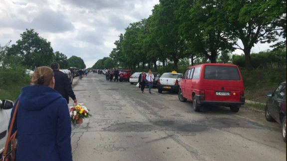 Ambuteiaje kilometrice în jurul cimitirului Sfântul Lazăr din capitală. Șoferii, atenționați să parcheze corect pentru a economisi spațiul (VIDEO, FOTO)