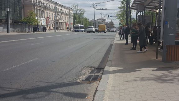 Asfaltul de pe bd. Ștefan cel Mare, supus expertizei, începând de luni noaptea. Primăria caută vinovatul denivelărilor