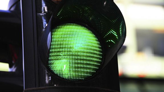 Autoritățile spun că au găsit soluția pentru eliminarea ambuteiajelor în orele de vârf. Pe mai multe străzi va fi implementat principiul „undă verde”