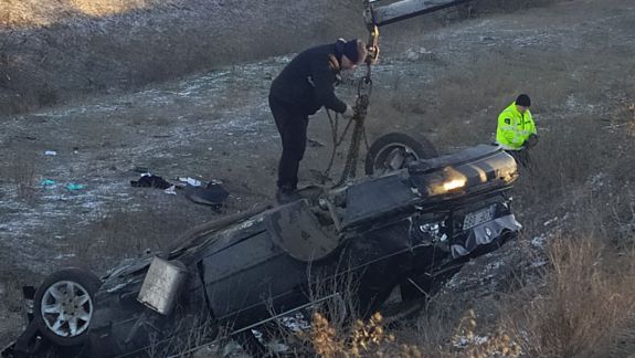 Căușeni: Un automobil s-a răsturnat după ce șoferul a pierdut controlul volanului. Bărbatul este la spital