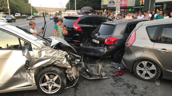 Chișinău: O șoferiță a intrat cu mașina în trei automobile parcate. O femeie a ajuns la spital, iar în zona s-a format ambuteiaj (FOTO, VIDEO)