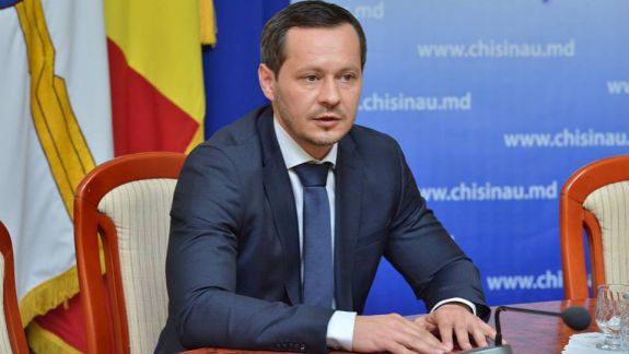Codreanu s-a apucat de cântat și a făcut un cover la piesa 7 Klase: Gaură în trotuar, Exdrupo iar n-are habar (VIDEO)