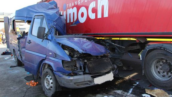 Doi moldoveni au murit în urma unui accident rutier, în Ungaria. Un microbuz s-a izbit într-un TIR (FOTO)