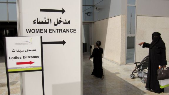 Femeilor din Arabia Saudită li s-a permis să intre în restaurante pe aceeași ușă ca și bărbații