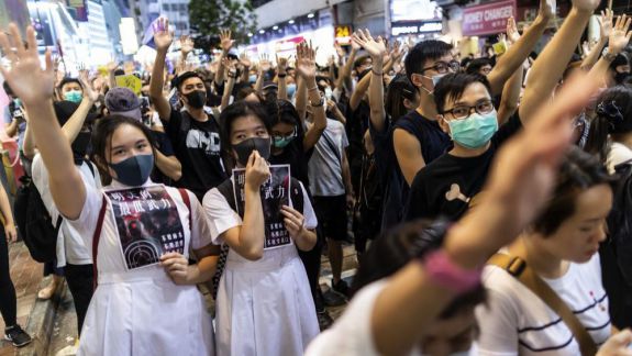 Gaze lacrimogene și cocktailuri Molotov: Un marș pașnic s-a transformat în haos în prima zi a anului, în Hong Kong