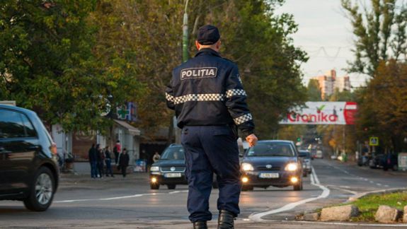 INP reamintește: „De la 1 noiembrie șoferii sunt obligați să circule cu faza scurtă a luminilor de întâlnire și pe timp de zi”