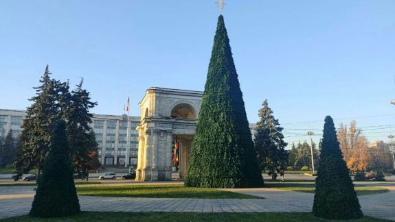 În centrul Capitalei a fost instalat bradul artificial. Anul acesta, pomul de Crăciun nu va fi în PMAN (FOTO)