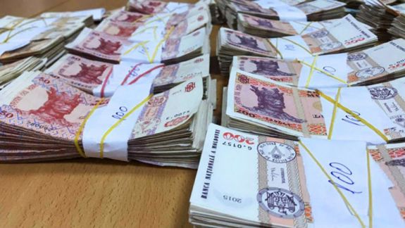 „În loc de 100 de mii de dolari, în pachetul sigilat se aflau doar 5.455 de dolari”. Șefa casei unei bănci, condamnată pentru delapidarea a peste 1,6 milioane de lei