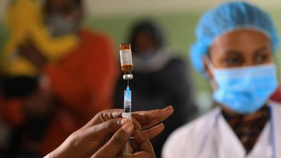 În timp ce țările sărace rămân fără vaccin, OMS anunță că varianta Delta a Covid-19 este cea mai rapidă și mai puternică de până acum