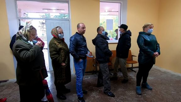 În unele secții de votare cu reguli stricte, în altele - fără mască și cu strângeri de mână. Cum au loc alegerile prezidențiale în Criuleni și Dubăsari pe timp de pandemie (VIDEO)