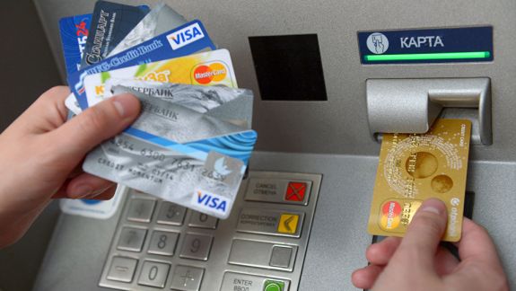 Încă cinci persoane, implicate în sustragerea banilor de pe cardurile bancare, au fost reținute. E vorba și de un șef din cadrul unui penitenciar