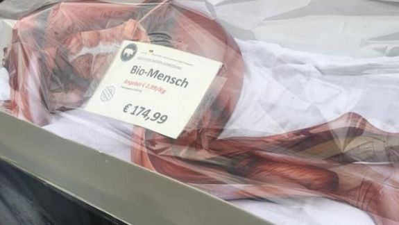 Isterie în Germania: „Om bio”, expus în vitrina unui unui magazin de carne, la un preț de 2,99 euro kilogramul