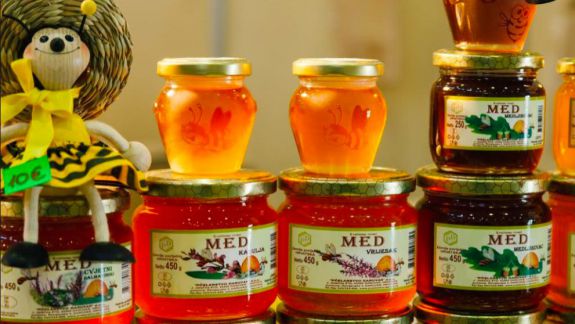 Italienii, cuceriți de mierea moldovenească. Un lot de miere va fi trimis spre testare în Italia