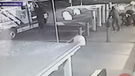 Jaf armat în fața unui supermarket din Italia (VIDEO)