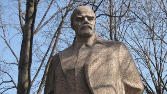 Lenin e viu, la Cișmichioi. În localitate va fi inaugurată statuia liderului bolșevic, cu participarea lui Voronin