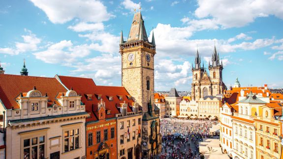 Locuitorii din Praga s-au săturat de turiști și spun că orașul a devenit un Disneyland
