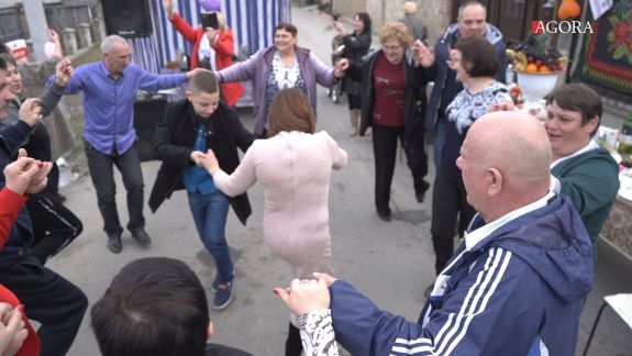 Locuitorii unei străzi din sectorul Râșcani au dat o petrecere chiar în mijlocul drumului. Ziua de 8 martie este sărbătoare dublă pentru ei (VIDEO)