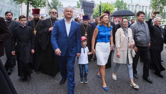 Marșul dedicat „familiei tradiționale” organizat de Mitropolia Moldovei: Dodon a venit cu familia (FOTO)