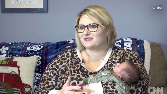 O femeie a aflat că este însărcinată cu doar nouă zile înainte să nască (VIDEO)