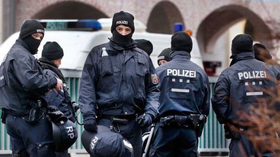 Operaţiune antiteroristă de amploare în mai multe orașe din Germania: Un grup de opt indivizi pregăteau un atac violent