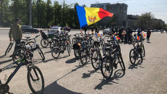 Polițiști din toată țara au urcat pe biciclete pentru a marca Ziua Drapelului (FOTO, VIDEO)