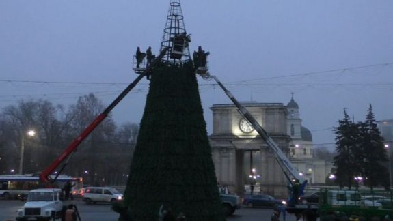 Pomul de Crăciun va fi inaugurat diseară. Ce program artistic promit autoritățile