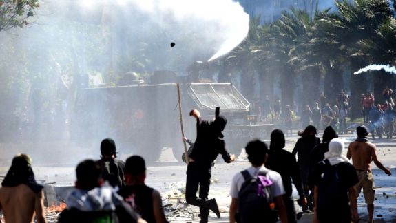 Protestele împotriva majorării prețurilor la metrou au degenerat în violențe extreme. Stare de alertă în Chile (VIDEO)