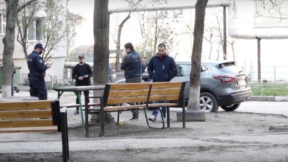Șase tineri din Bălți, amendați cu 22 de mii de lei fiecare. Au consumat bere în curtea unui bloc de locuit (VIDEO) 