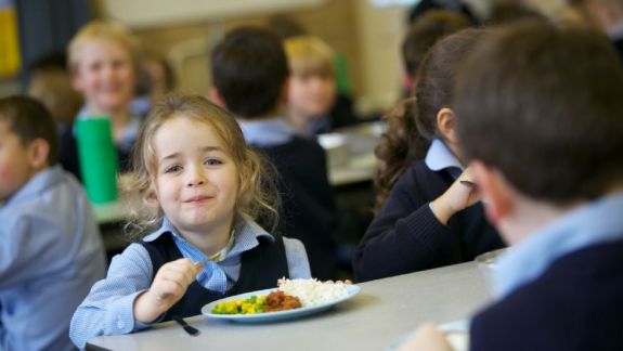 Școlile din capitală vor relua treptat alimentația copiilor din clase primare și gimnaziale