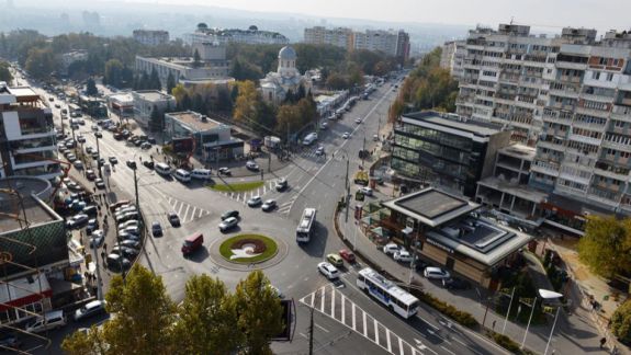 Sensul giratoriu din intersecția bd. Kiev şi Moscova cu Alecu Russo ar putea fi înlăturat. Un semafor inteligent va soluționa ambuteiajele