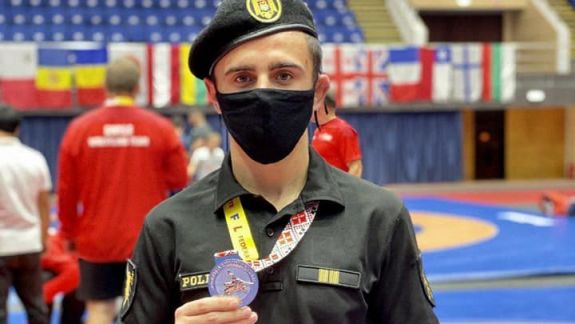 Și-a dat jos cagula, a trecut Prutul și a reprezentat R. Moldova. Un angajat de la „Fulger” a ocupat locul II la lupte